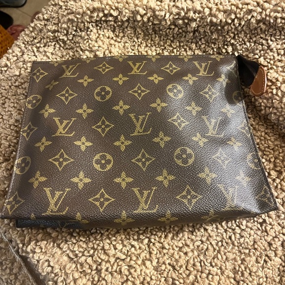Authentic Louis Vuitton toiletry bag - Picture 1 of 13